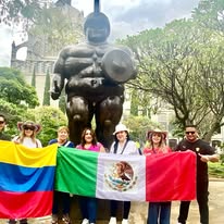 Grupo con banderas de México y Colombia